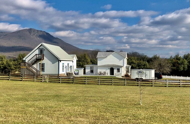 Charming Gingerbread House. Awesome mountain views near to SNP and Skyline Dr.