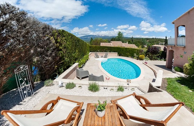 Charming gîte with swimming pool at the foot of Mont Ventoux