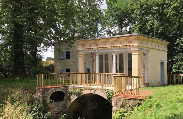 Charming cottage in a watermill with a spa in the heart of a historic garden.