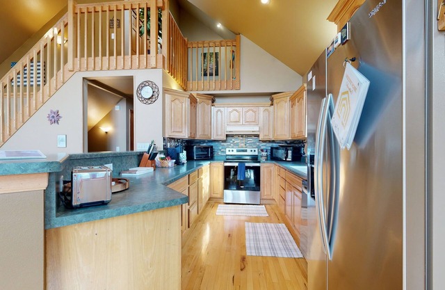 Charming Golf View Home, w/ Hot tub, Sauna, Fire pit, near Lakes & Trails!