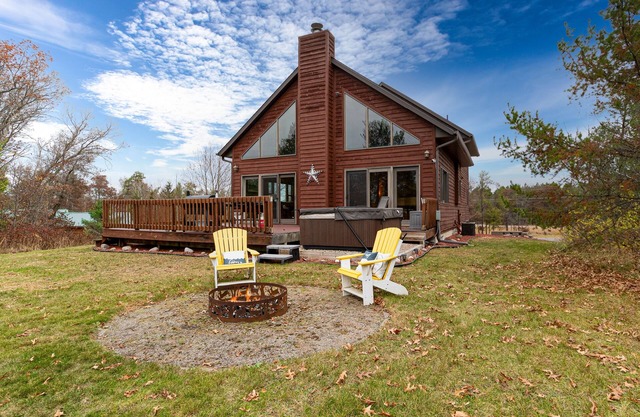 Charming Golf View Home, w/ Hot tub, Sauna, Fire pit, near Lakes & Trails!