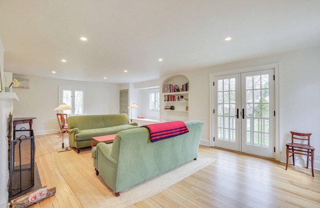 Charming Greenwich Escape Near Wooded Trails!