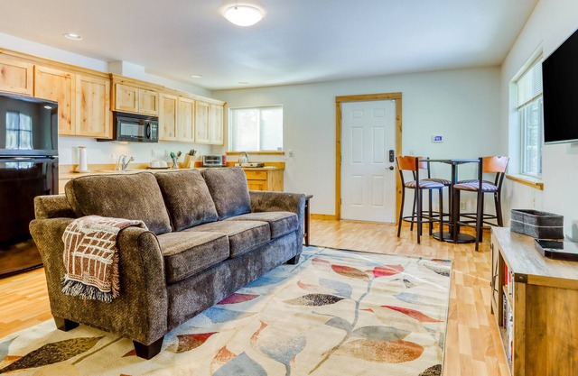 Charming Guest House in Deschutes National Forest near State Park and Lake