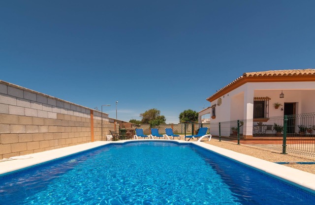 Charmantes Haus mit Pool, Terrasse, Garten & WLAN; Haustiere erlaubt, Parkplatz vorhanden