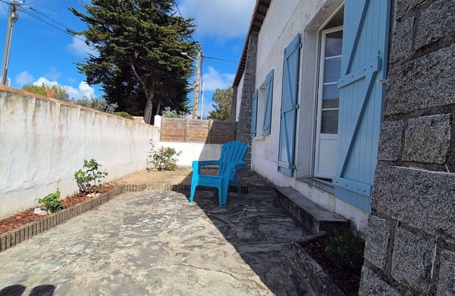 Charming house in Le Vieil, 50m from the beach.