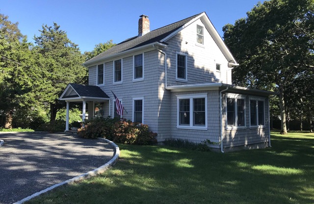 Charmantes Hampton Bays im Kolonialstil in einer ruhigen Sackgasse
