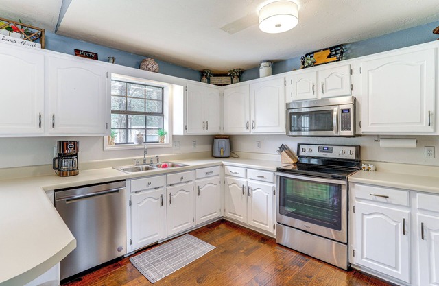 Charming Heber Springs Home w/Deck & Fire Pit!