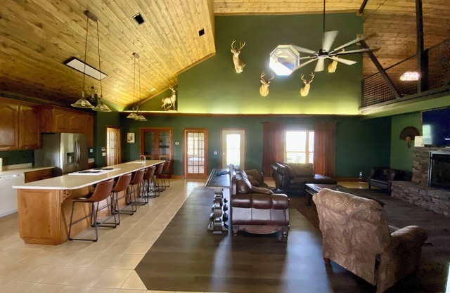 Charming Hilltop Hideaway Lodge in Blossom TX-4 bedroom- Sleeps up to 25