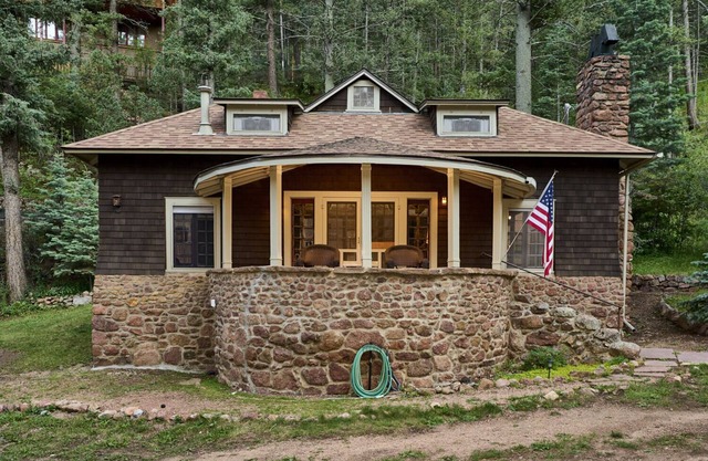 Charming, historic, Creekside Cabin nestled at the base of Pikes Peak in Cascade