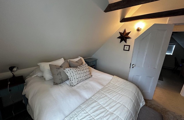 Charming historic oceanfront 2-bedroom cottage in beautiful Indian Harbour.