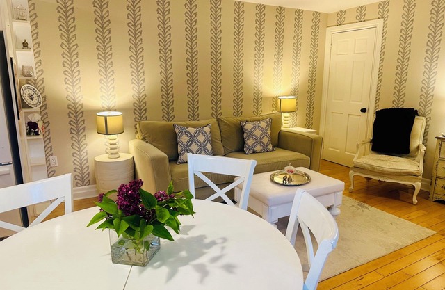 Charming historic 2-bedroom coachhouse in Kingston