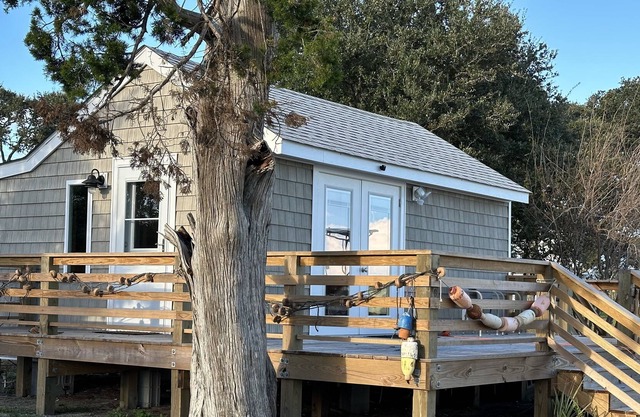 Charming historic cottage with private waterfront on Core Sound.