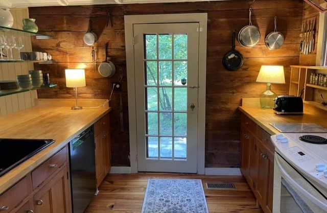 Charming historic home surrounded by woods in Old Chatham