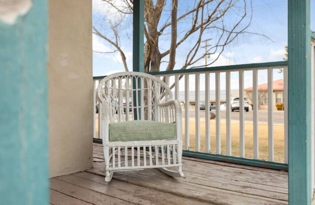 Charming Historic Home-30 mins to Greer-Sleeps 9- Mountain Thyme Cottage, yard