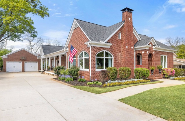 Charming historical 4-bedroom house in Downtown Buford, GA.
