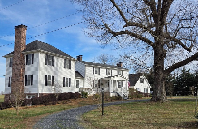 Charming historical home in the countryside of Dillwyn, near Farmville