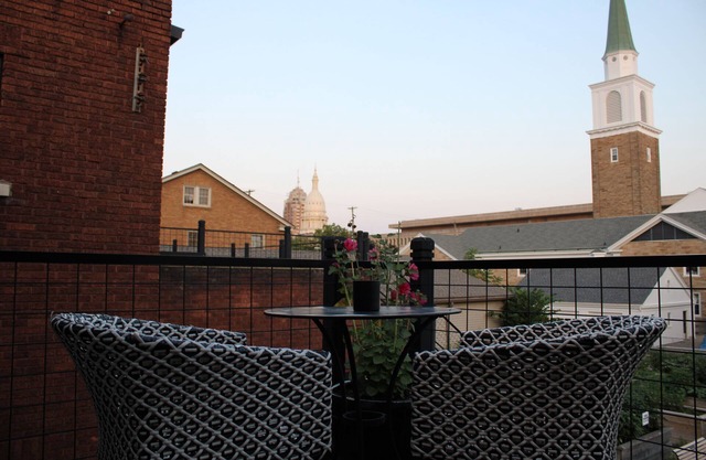 Charming historical loft in Downtown Lansing with Capitol views & cozy vibes !!!
