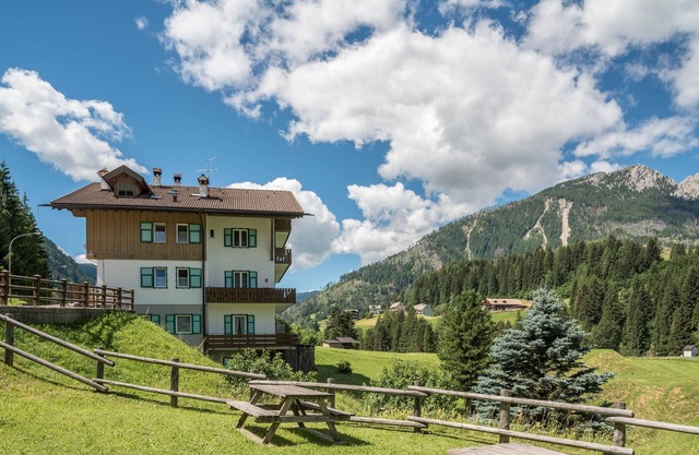 Charmante Ferienwohnung "Appartamento Catinaccio" ) mit Blick auf die Berge
