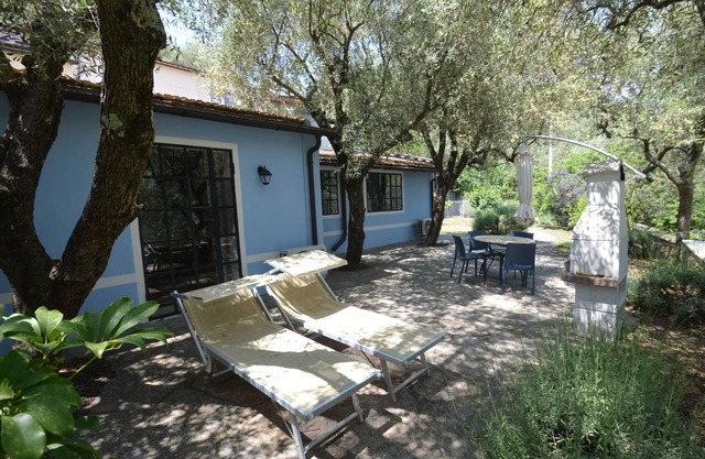 Ferienhaus im Olivenhain mit großer Terrasse und eingezäuntem Garten und Pool