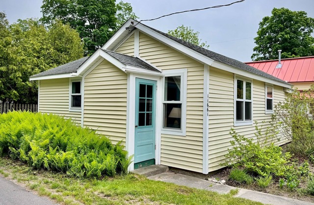 Charming Holly's Cottage: In the Heart of Empire