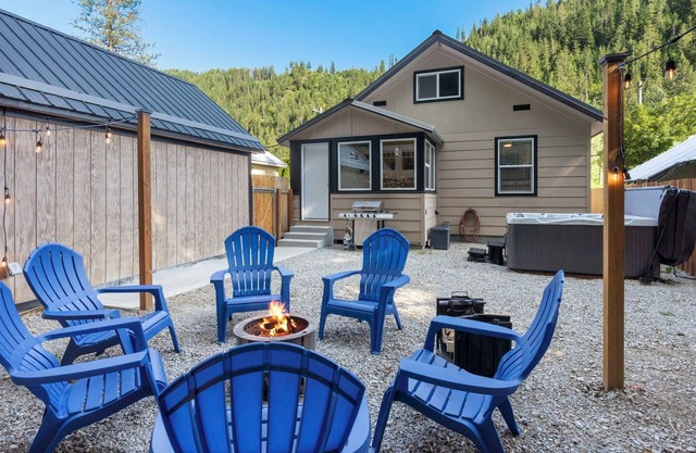 Charming Home Close to Downtown with Hot Tub and Mountain Views