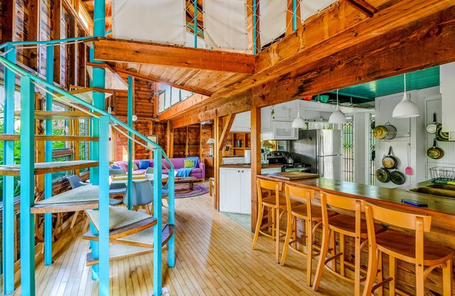 Charming home close to beach with fast WiFi & washer/dryer - dog-friendly