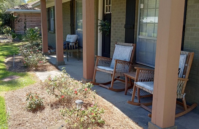 Charming Home Comfy Beds Private Backyard with Fire Pit