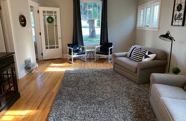 Charming home- Downtown Cody - Sleeps up to 9! Detached GAME ROOM with bed!