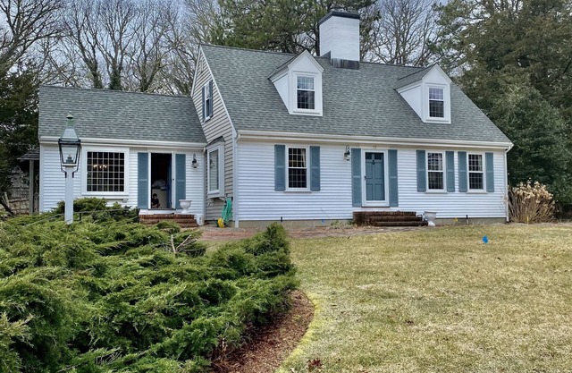 Charming home in Osterville close to beach! Includes beach pass