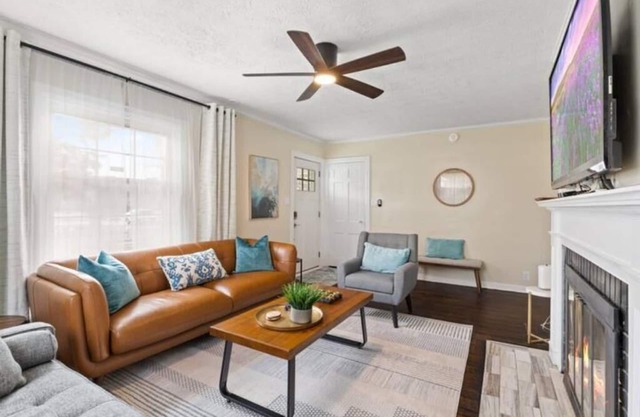 Charming Home in Speedway. King Beds. Pet Friendly!