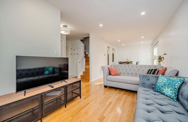 Charming Home in Toronto Area near Airport, Stores–Ideal Getaway! 🏡