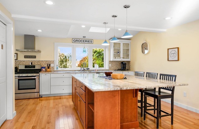 Charming home in the seaside village of Town Neck with Central AC