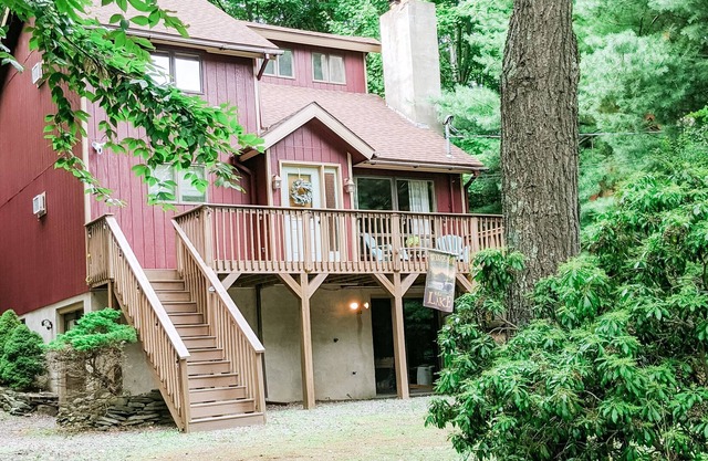 Charming Home Near Amenities in Award Winning Four Season Community, The Hideout
