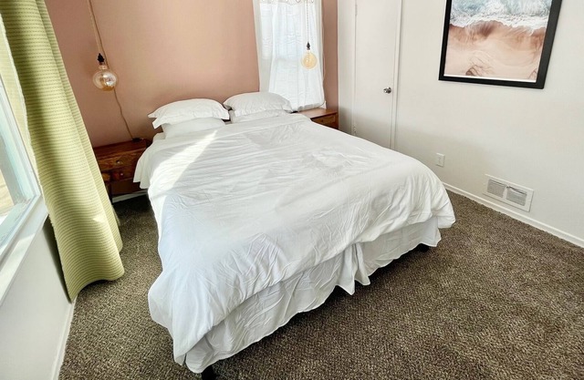 Charming Home-near ISU, w/ ping-pong, fenced back yard