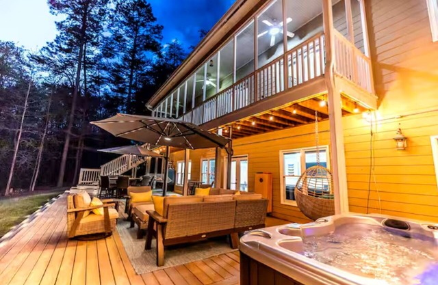 Charming Home on Lake Lanier, sleeps 14, all the amenities! Come make Memories!