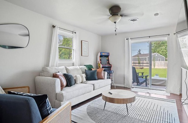Charming Home-Pet-Friendly-LG Fenced Backyard