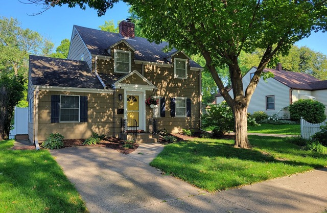 Charming home, quiet neighborhood < 2mi to Shattuck, game room, deck