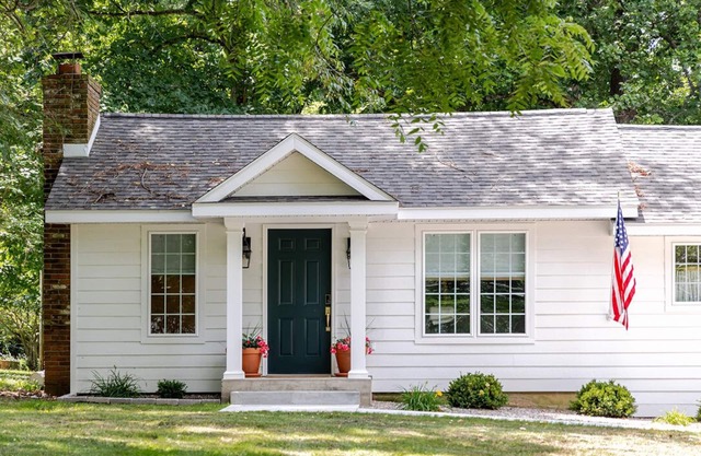 Charming Home Retreat Among Majestic Trees - Near SEMO, Capaha Park & Downtown