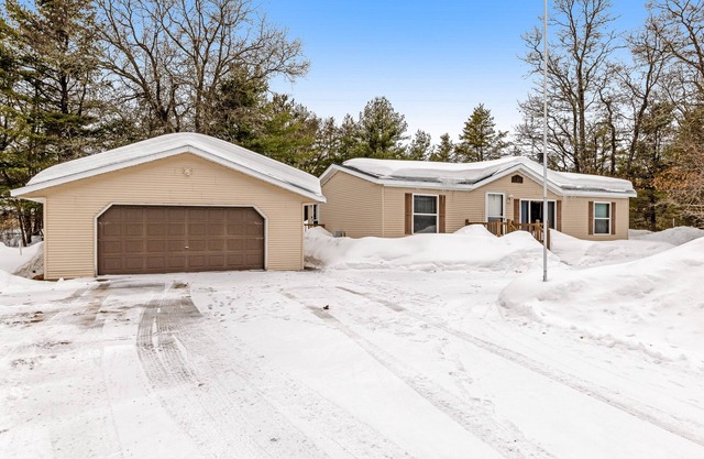Charming home with gas grill, full kitchen, deck, patio, TV, and washer/dryer