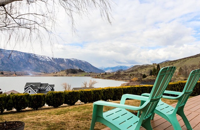 Charmantes Haus mit toller Terrasse, Terrasse und Blick auf Roses Lake!