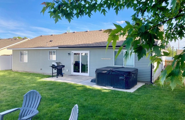 Charming Home w/ Hot Tub, 3 mi to falls park!