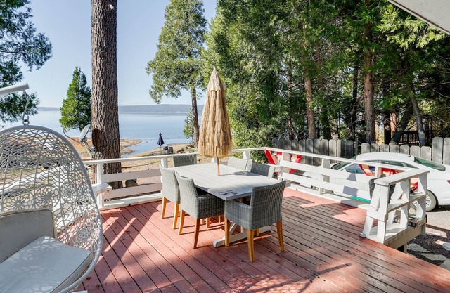 Airy ‘Lanas Lakefront Escape’ on Lake Almanor!