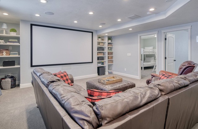 Charming Home w/Table for 12, Theater, Fireplace