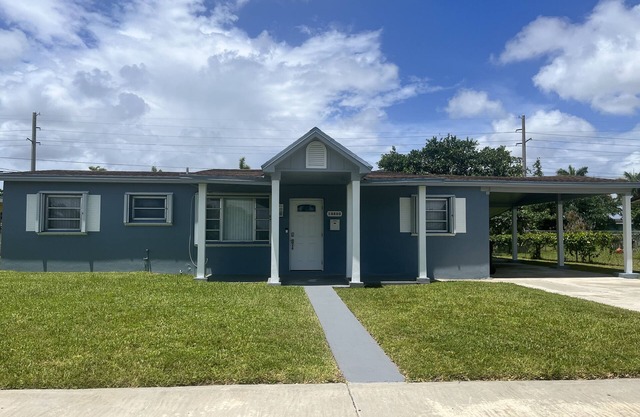Charming Home With Comfortable Bedrooms And All The Comforts Of Home!
