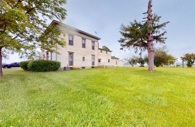 Charming home with firepit, skiing nearby, full kitchen, central AC, & W/D
