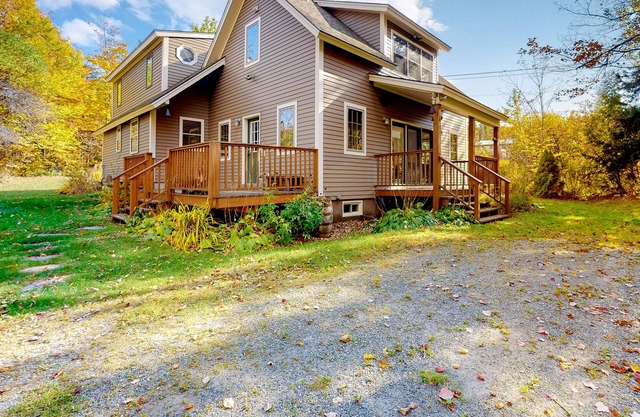 Charming home with game room, full kitchen, deck, & washer/dryer