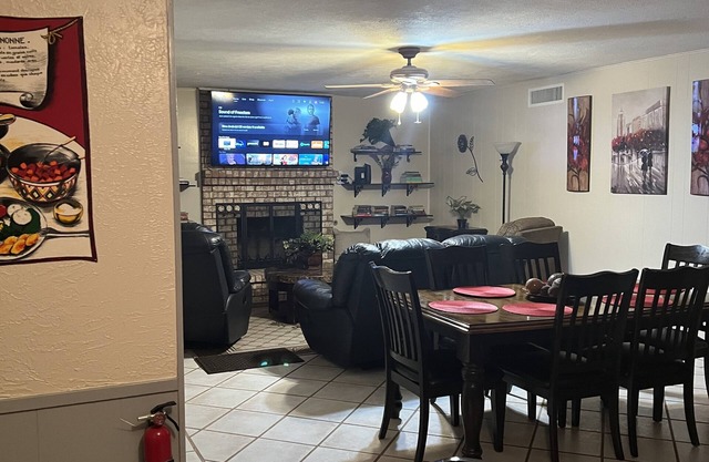 Charming Home with KingSizeBed, Garage & Grill