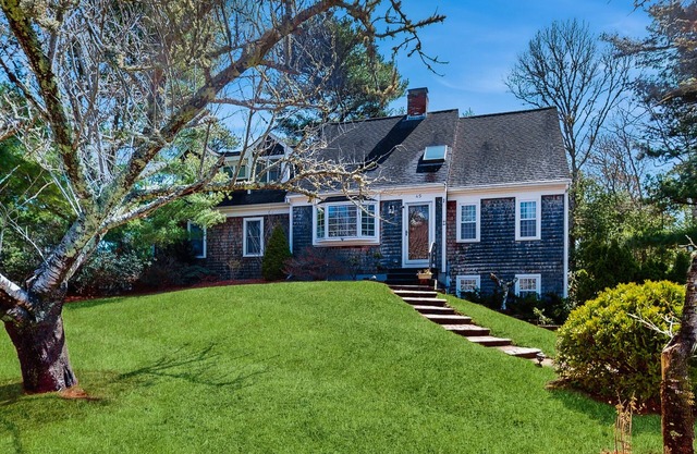 Charming home with open layout, deck, grill, AC, W/D, & yard