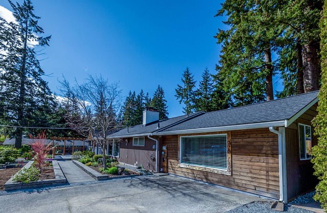 Charming home with patio, firepit, full kitchen, central AC & W/D
