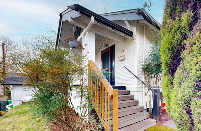 Charming home with patio, WiFi, streaming, walk to restaurants, dog-friendly